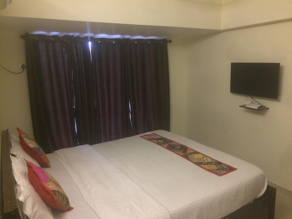 Bed and Breakfast Poonam Hieghts Мумбаї Екстер'єр фото